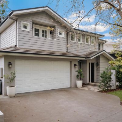 Canberra auctions: Yarralumla home passes in at $2.5 million as crowd watches on