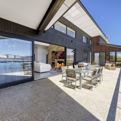 Perched atop Lake Jindabyne this impeccable home offers the ultimate tree change