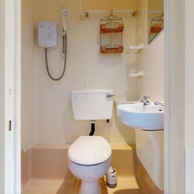 Tiny flat for rent in London has an unusual bathroom floorplan