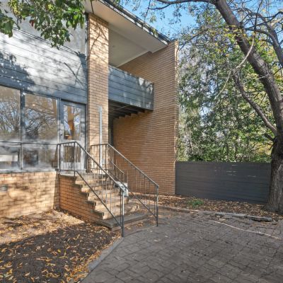 Mixed auction results as buyers hibernate