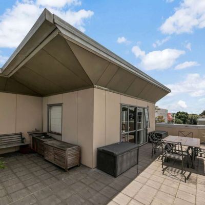'Reckless' buyer sought for 90c New Zealand apartment in fixer-upper building
