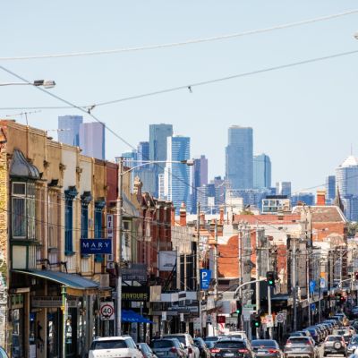Are houses on main roads cheaper? The ‘main road discount’