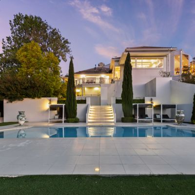 A grand manor on the Murrumbidgee River just hit the market 20 minutes from Canberra