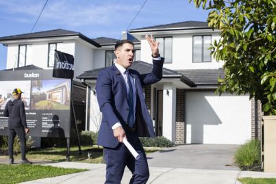 Reluctant bidders pay $1,122,000 for Bentleigh East townhouse in drawn-out auction