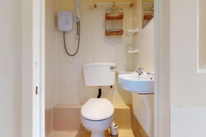 Tiny flat for rent in London has an unusual bathroom floorplan