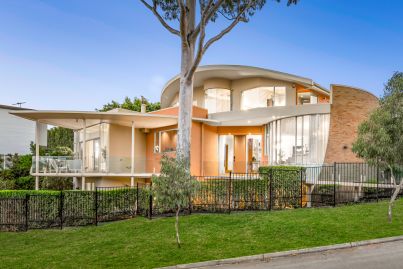Striking Toorak home hits the market with price hopes of more than $7.5 million