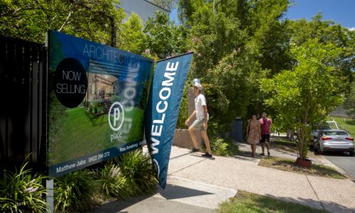 Brisbane buyers unfazed by virtual auctions, fight it out online for property