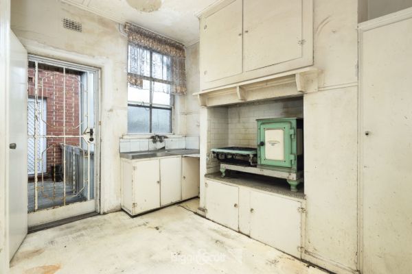 Melbourne Auctions One Bedroom East Melbourne Dump Soars 292 000 Over Reserve