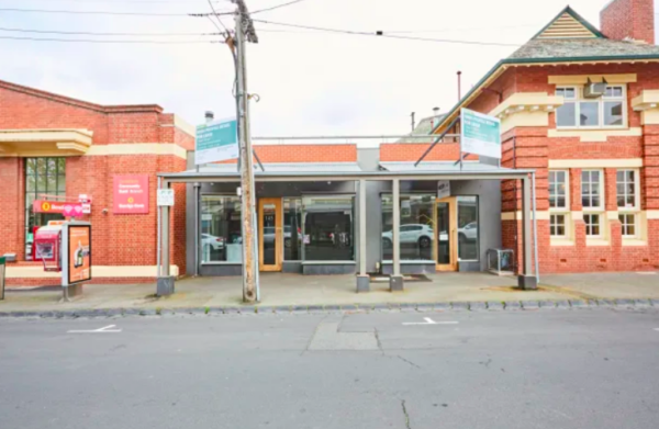 Deal deposits bank branch in Melbourne