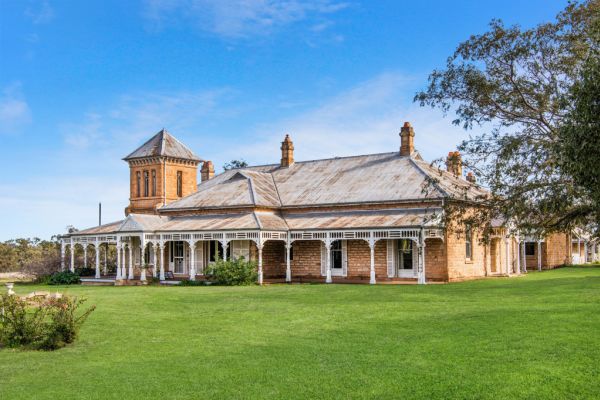 Sydney Family Buys Dunedoo S Pine Ridge Station For 3 3 Million