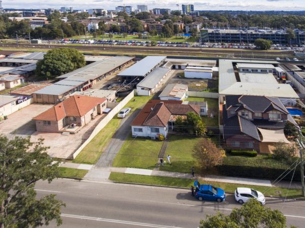 Sydney stables of iconic horse racing duo up for sale