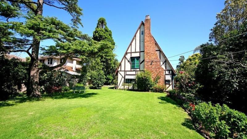 It's historic, notable and unique. Will this Melbourne house be saved?