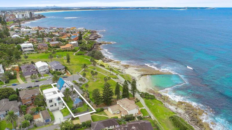 Cronulla house smashes reserve by a whopping $1.3m at auction