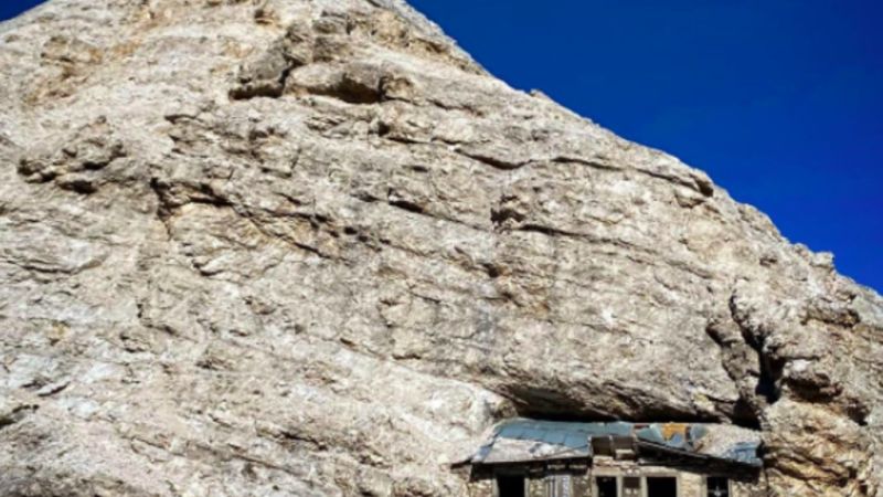 The world's loneliest house stuck on the side of a mountain, empty for 100  years
