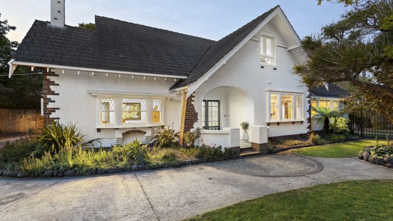 What's behind the double-digit price falls in Australia's most expensive suburbs?