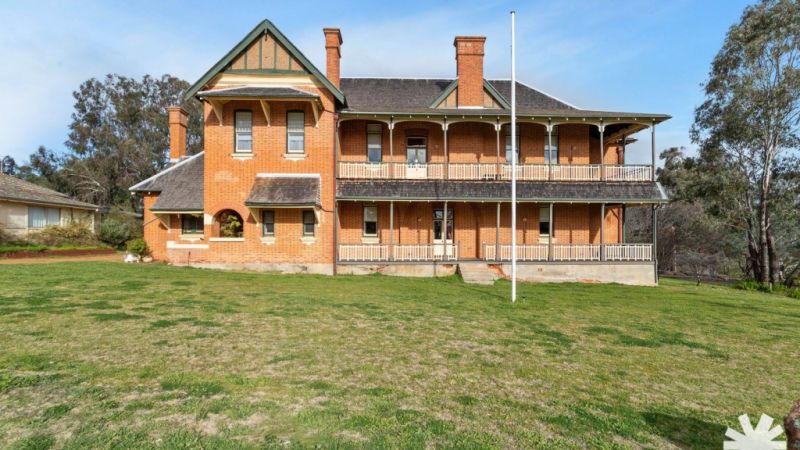 Famously 'haunted' Aussie mansion has a new owner