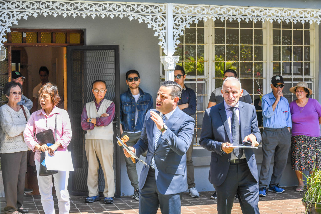 Auctioneer Charlie Daher in action at the auction of 165 Doncaster Avenue, Kensington.