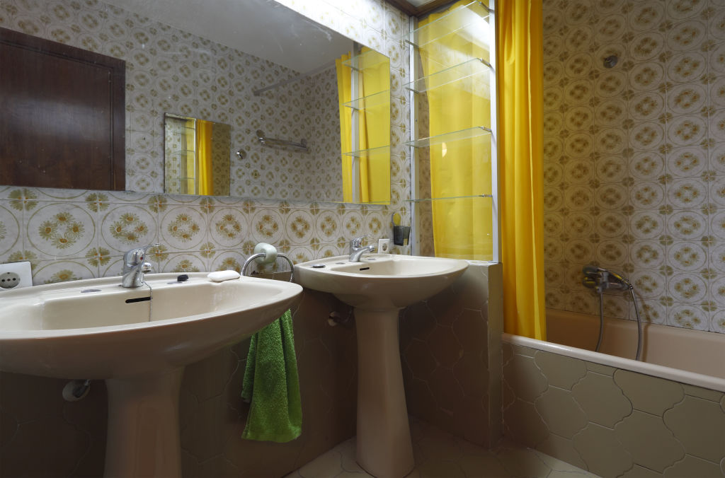 If you remember the '70s, this bathroom is likely to give you deja vu. Photo: iStock