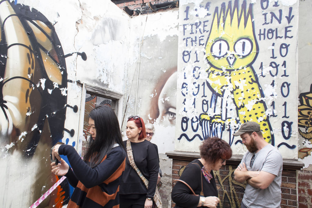 Crowds inspect 106 Queens Parade, Fitzroy North. Photo: Stephen McKenzie Photo: Stephen McKenzie