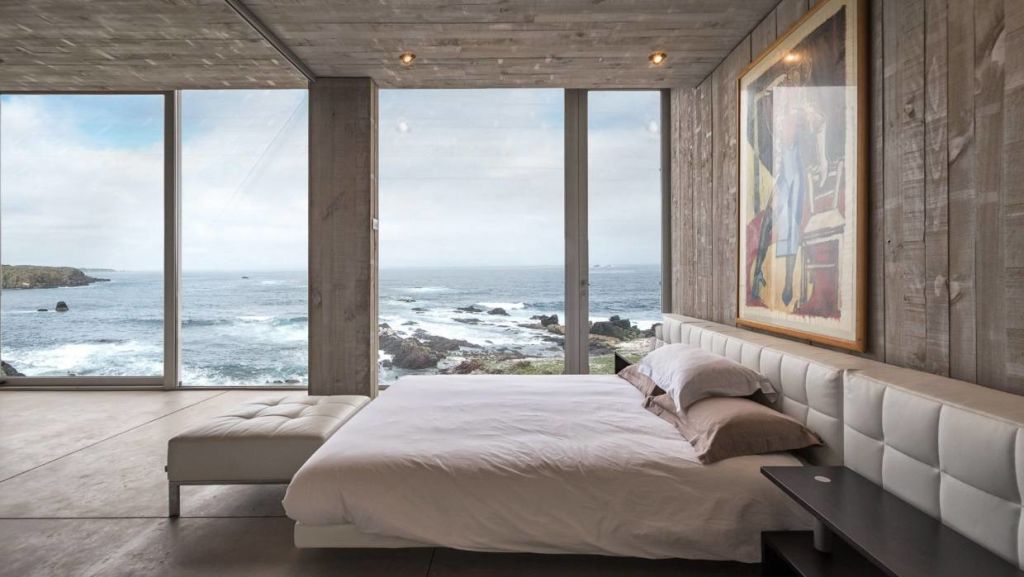 Naturally, the master suite is positioned within the cantilevered volume for the most dramatic views. Photo: William Rojas Photo: William Rojas