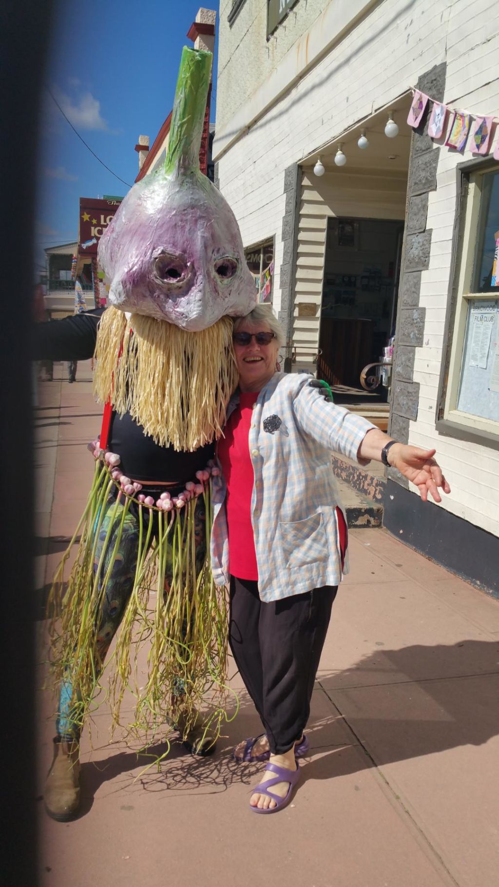 Garlic Man and Sandra Hand, president of Braidwood and Villages Tourism Association.