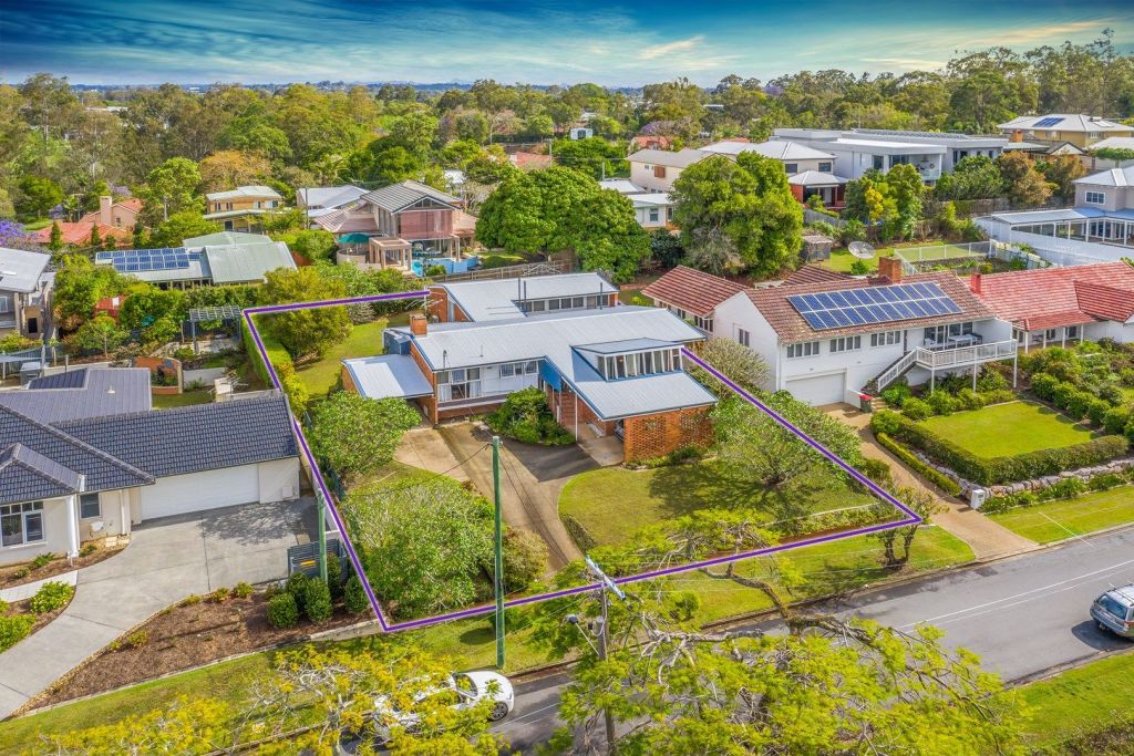 The auction of a sprawling brick home on 976 square metres in Indooroopilly drew 31 parties registered to bid.