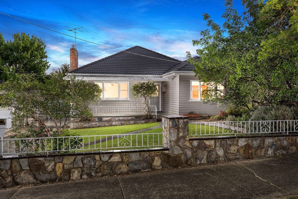 35 Bungay St, Watsonia has an approximate price guide of $960,000. Image: Domain