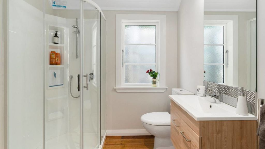The bathroom is not too cramped. Photo: Lowe &amp; Co Realty