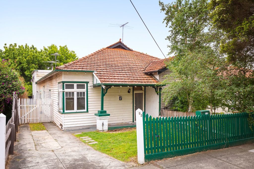 The bidding for 93 Pakington Street began at $900,000 and quickly rose to $1 million before a final $46,000 knockout offer.