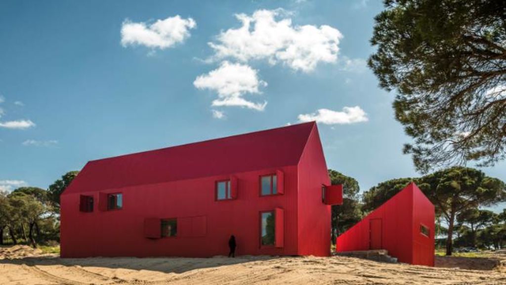 Both the house and the outbuilding are red. Photo: João Guimarães - JG Photography, Carlos Cezanne, Tiago Rebelo de Andrade