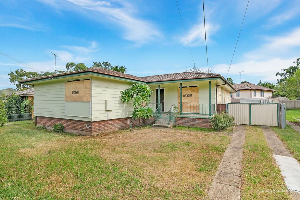 'It's rare': Seven-bedroom Sydney house sells for under $400,000 at auction