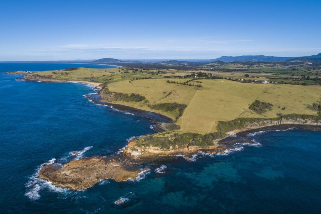 The Gerringong property comes with DA approval for a 3000-square-metre residence designed by architect Nick Tobias.