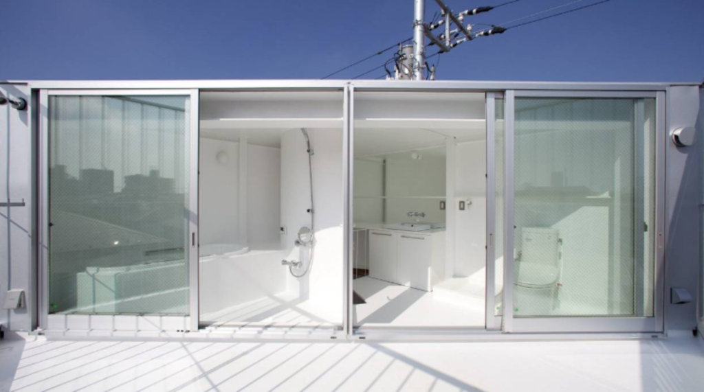 The bathroom is full glazed and opens out onto the roof deck. Photo: Ken Sasajima