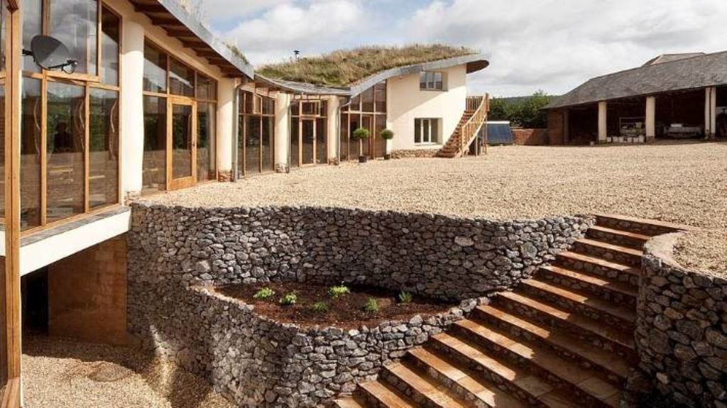 A glass-sided walkway leads to the guest annex (which you can rent on Airbnb). Photo: Grand Designs UK