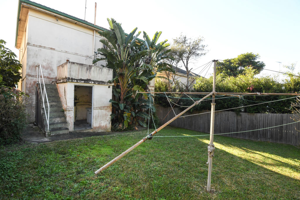 The deceased estate at 27 Oceanview Ave, Dover Heights was a tough sell. Photo: Peter Rae