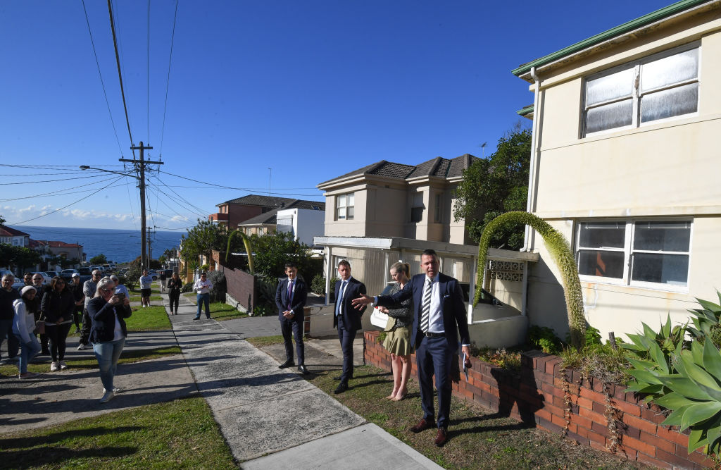 Vendor forced to slash auction reserve by $100,000 to sell dilapidated Dover Heights house
