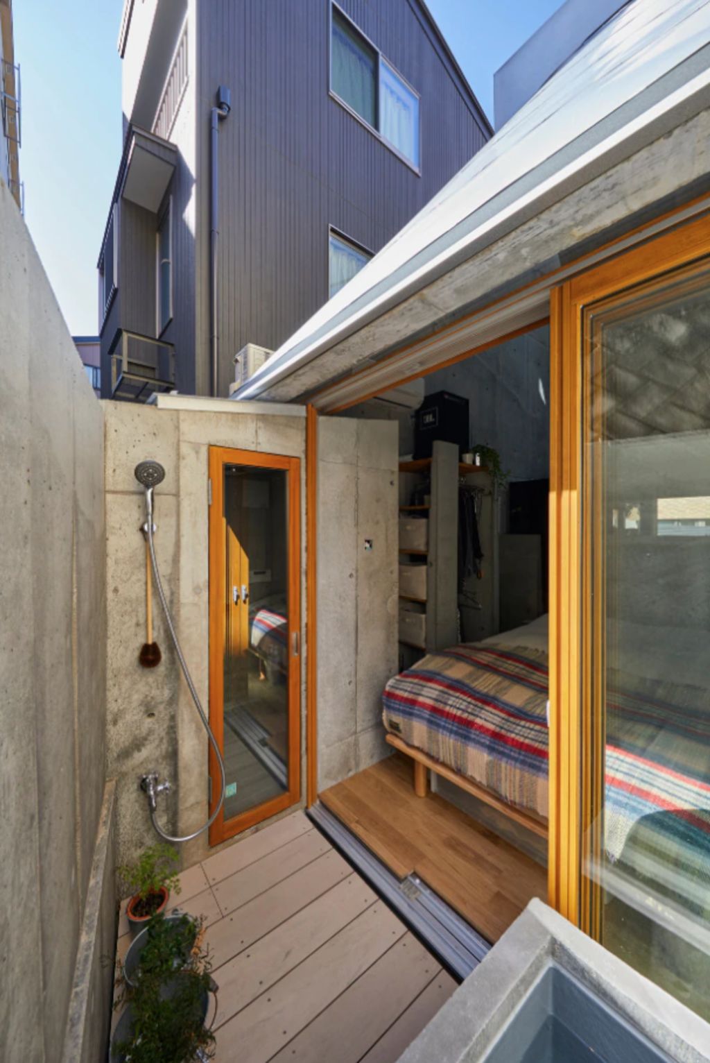 There's even an outdoor shower and a soaking tub at the rear. Photo: Koji Fujii / Nacasa&Partners Inc