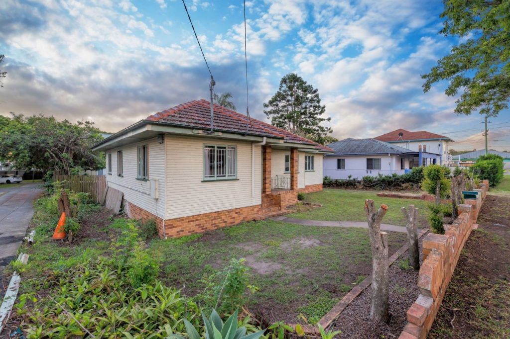 9 Clinton Street, Coopers Plains. Photo: Yong Corporate