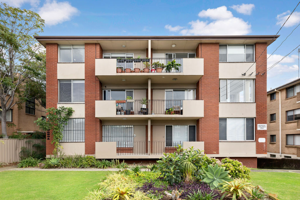 12/94 Mount Street, Coogee, sold above the $595,000 reserve for $668,000. Photo: Belle Property