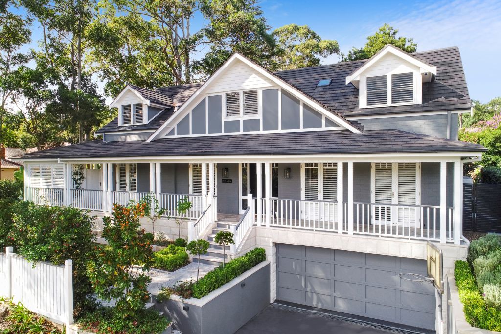 To improve the facade of a house that does not have visual balance, you need to even things out. Photo: Julie Long Interiors / Lindsey Little & Associates / Andy Chee