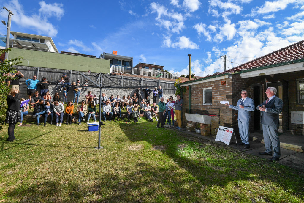 The crowd at the auction of the deceased estate at 31 Ireton Street, Malabar. Photo: Peter Rae
