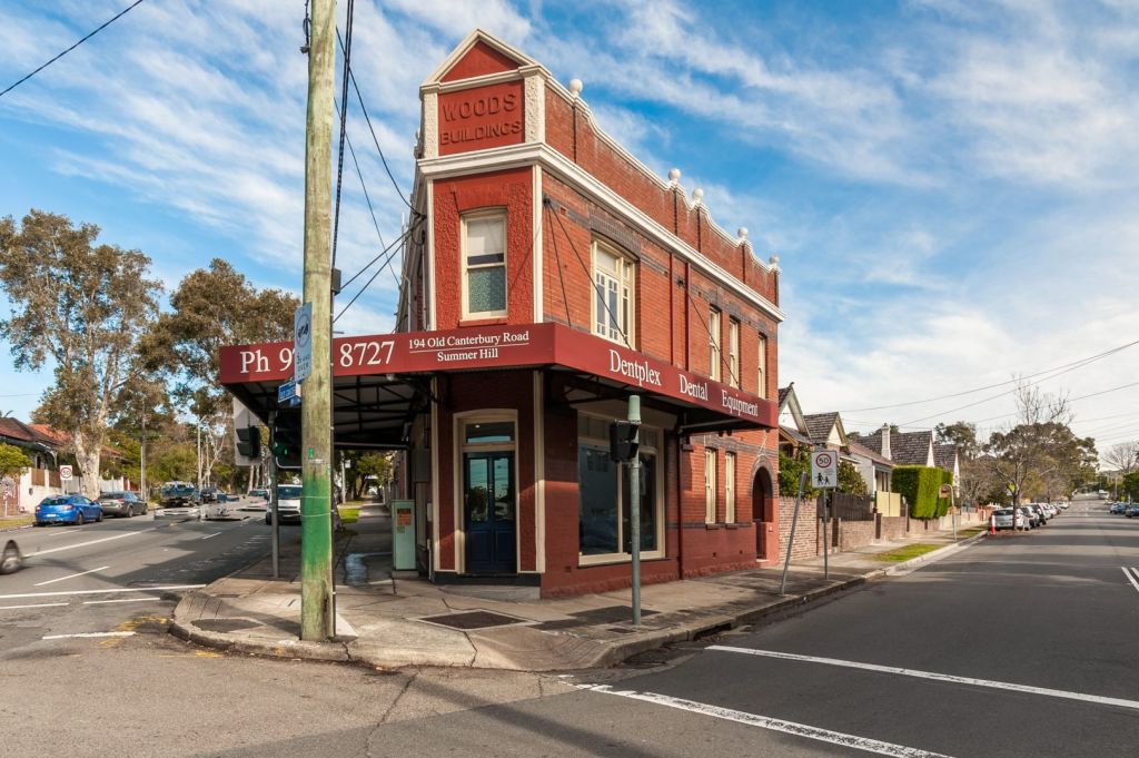 The commercial tenancy usually provides the bulk of the income, but shop-top properties also appeal to owner-occupiers running retail businesses.