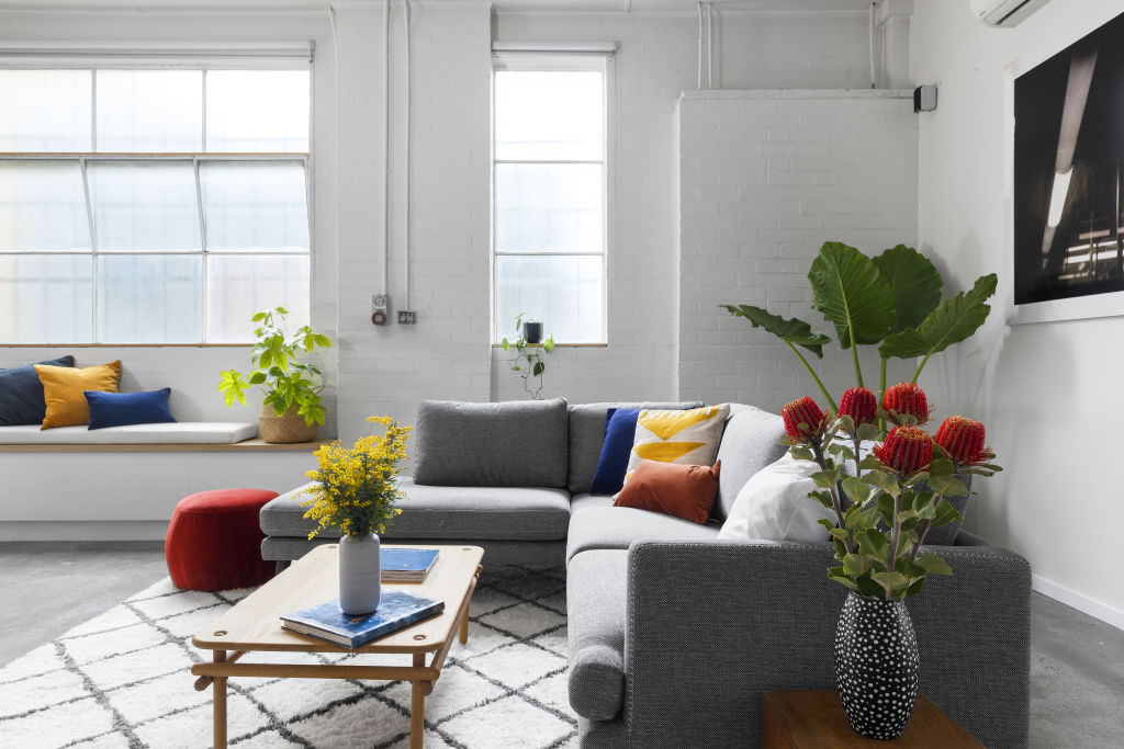 Keep floral arrangements typical to everyday life. Photo: Nelson Alexander