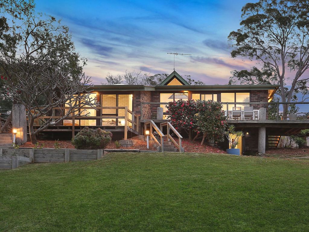 62 Como Road, Oyster Bay, sold for $1,635,000.
