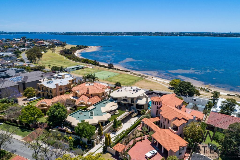 The home's position on Swan River.