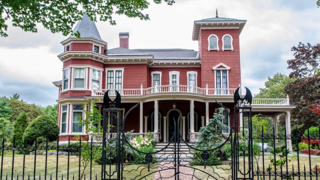 Stephen King is turning his IT-inspiring Victorian mansion into writers' retreat