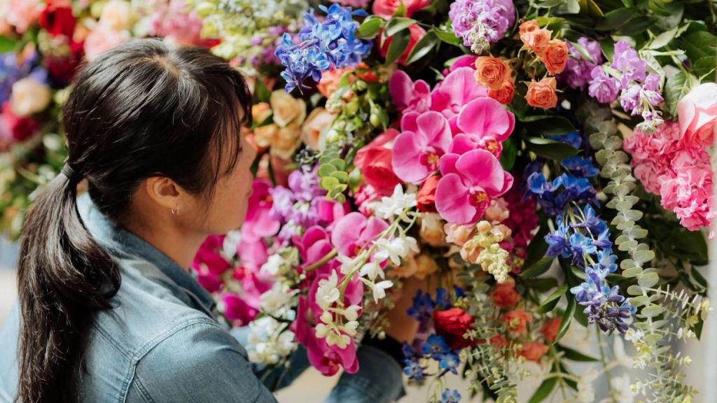 The one minute trick that will double the life of your flowers