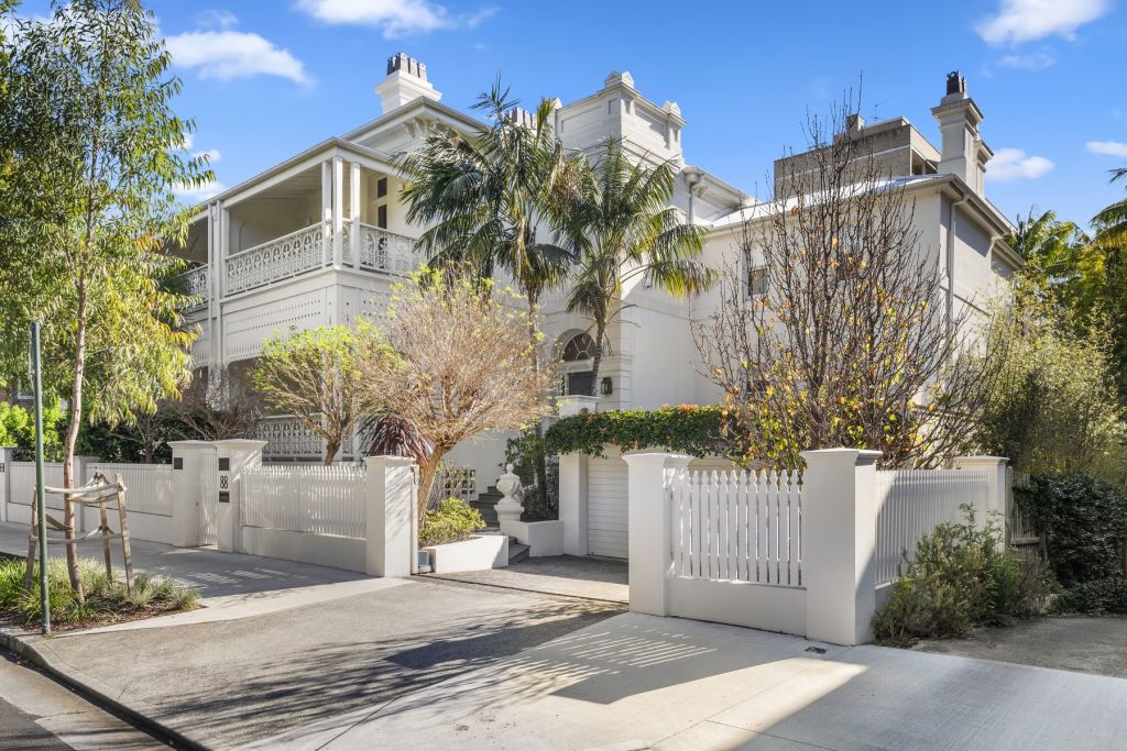 Local landmark residence Oakburn at Elizabeth Bay has hit the market for $11 million.