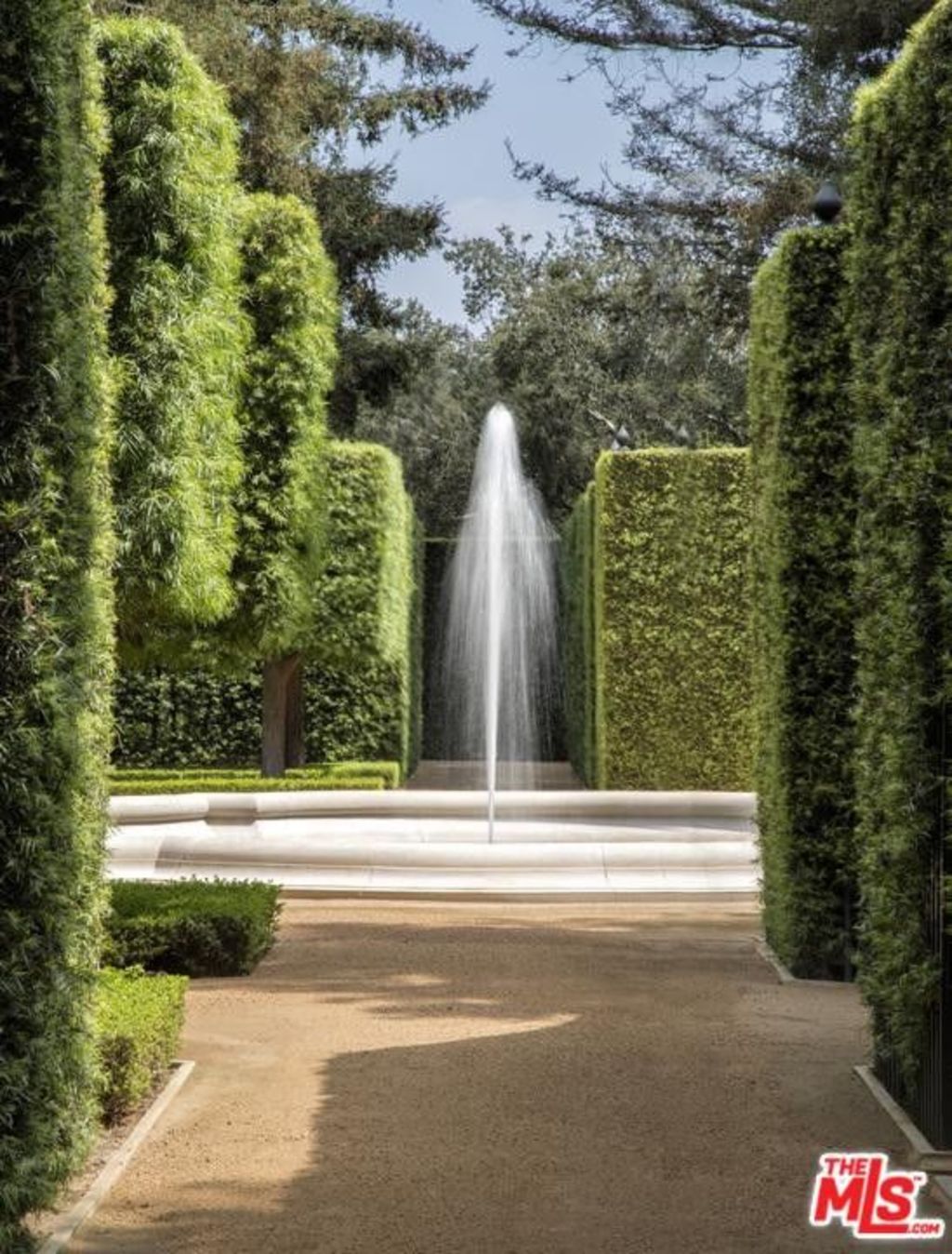 The Bel-Air estate was bought at an almost 60 per cent discount to its original asking price. Photo: Realtor.com