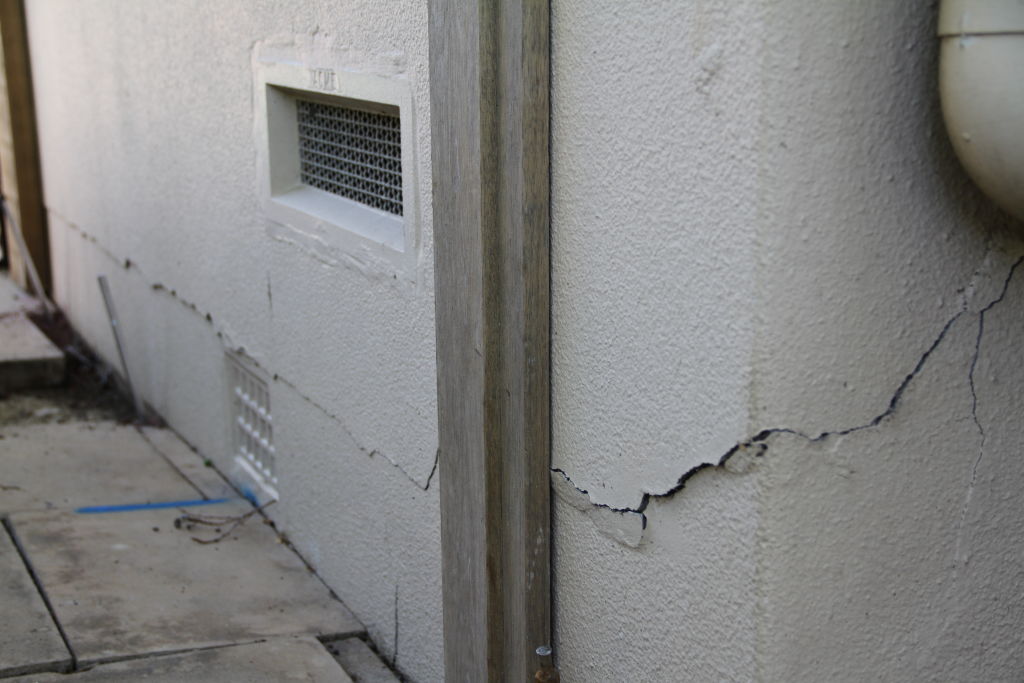 Cracks emerge in Sydney homes as unusually long drought bites